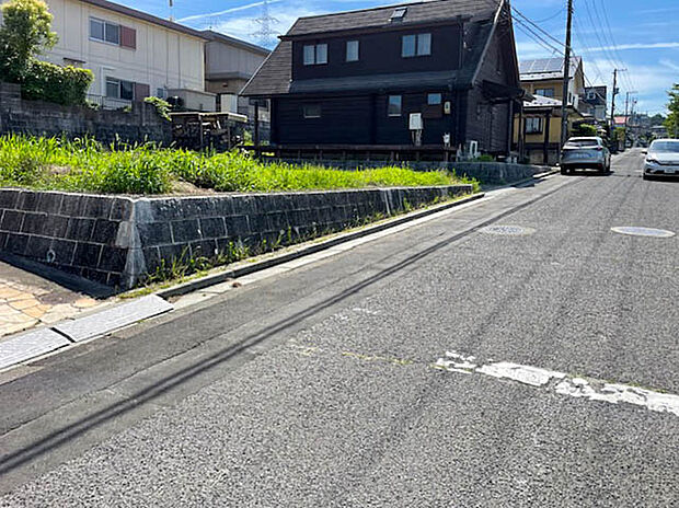 【【現地写真】】最寄りバス停「川平団地入口」停まで徒歩約2分と、バスアクセスの良い立地。小学校や公園まで近く、子育てにも優しい環境です。
(2026年1月撮影）