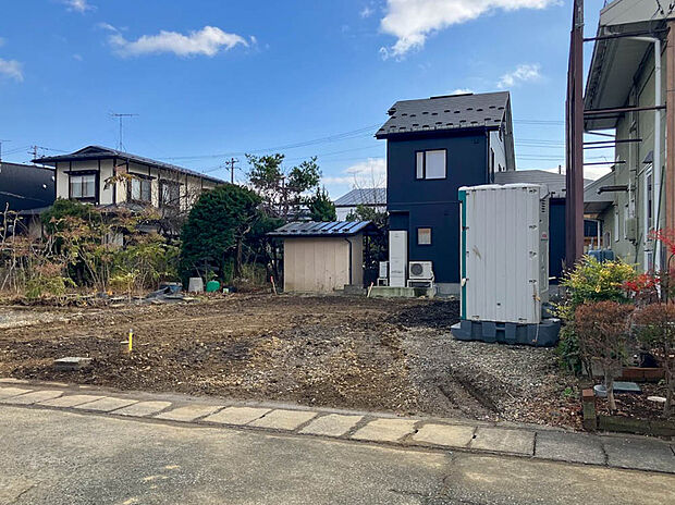 【【現地写真】】JR東北本線「岩手飯岡」駅まで徒歩約25分の落ち着いた立地です。徒歩約8分にはバス停もございます。
(2026年2月撮影）