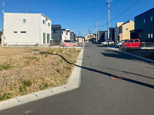 【【2号地 現地写真】】きれいに舗装された前面道路は、お住まいの見栄えも良くしてくれます。前面道路との高低差もなく駐車もしやすいですね。
（2026年3月撮影）