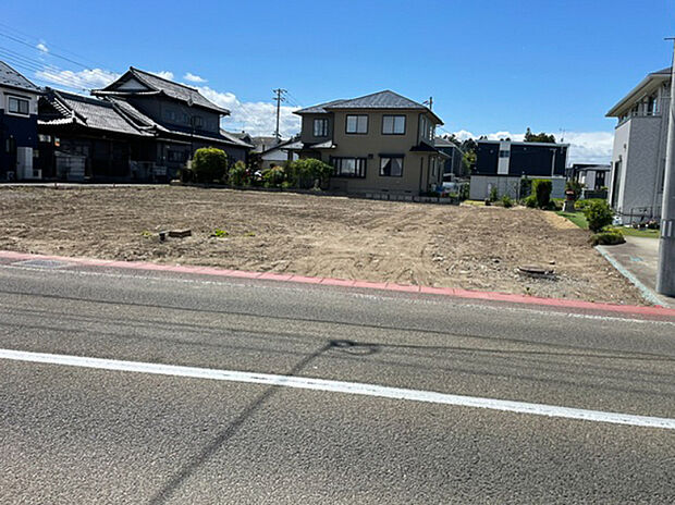 【【現地写真】】幅員約11mの広い道路に面し開放感がございます。お車の出し入れもしやすいので外出時もスムーズ！
(2026年6月撮影）