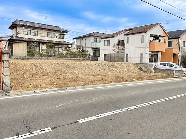 【【現地写真】】幅員約8mの公道に面した、開放感と車の出入りのしやすさが魅力の立地です。ぜひ周辺環境と合わせて現地をご覧ください。
(2026年7月撮影)