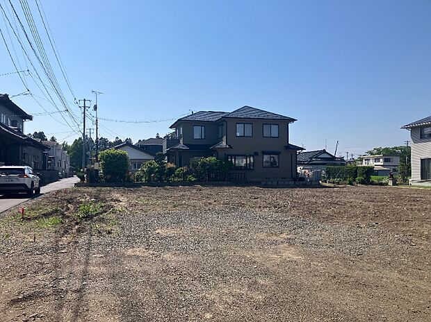 【【現地写真】】光熱費削減にも役立つ太陽光パネル搭載です。暮らしに嬉しい省エネ設備も充実。耐震性や高断熱・高気密性能も高いお住まいです。
（2026年9月撮影）