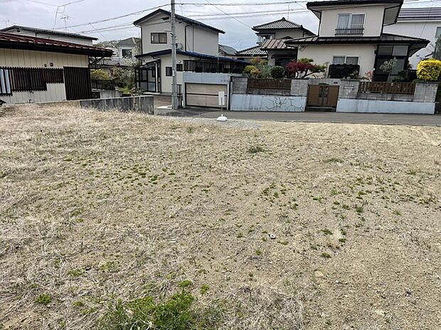 【【現地写真】】徒歩圏内には小中学校やコンビ二が揃います。お子様の通学もしやすく、急なお買い物にも便利な環境です。
(2026年10月撮影)