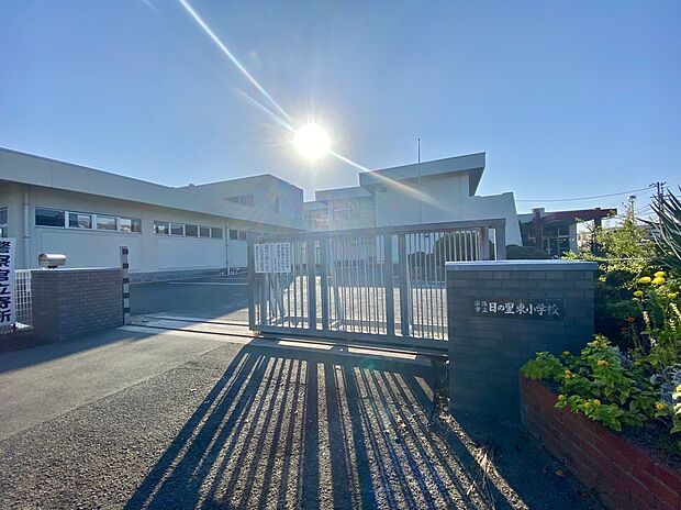 宗像市立日の里東小学校 (約210m)