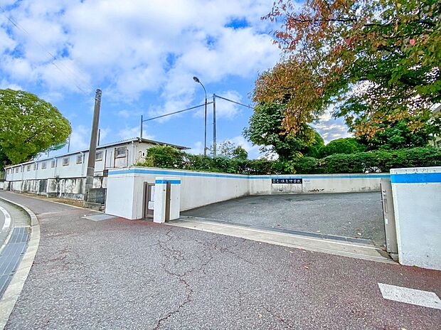 須恵町立須恵中学校(約1,800m)