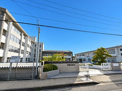 糸島市立前原中学校 310m