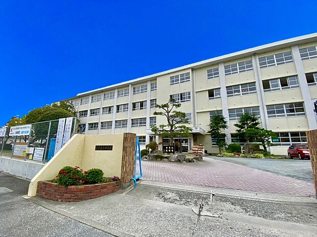 福岡市立長尾中学校(約729m)