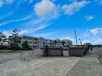 粕屋町立粕屋東中学校 1300m