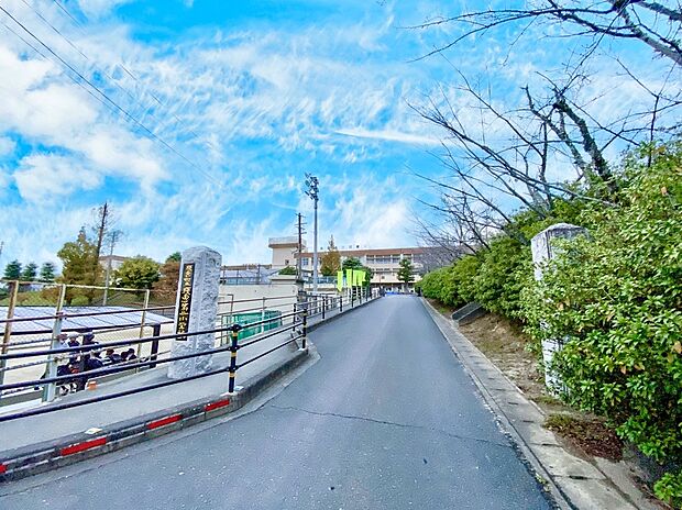 須恵町立須恵第二小学校(約1,500m)