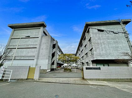 宇美町立宇美東中学校 950m