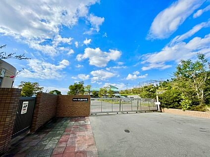 宇美町立宇美南中学校 572m