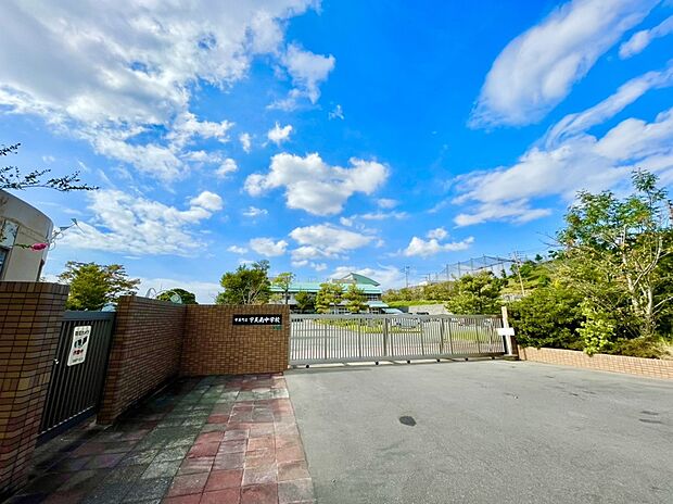 宇美町立宇美南中学校(約572m)