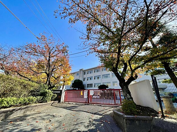 福岡市立筑紫丘中学校(約1,800m)