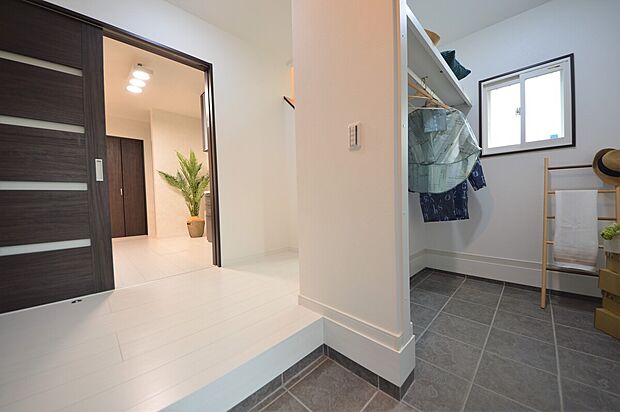 【レジェンドコート施工例】土間収納を広くとりベビーカーやゴルフバックなど色々な事に使用が可能です。