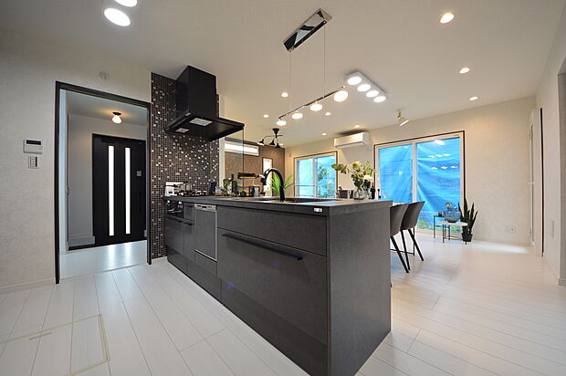 【レジェンドコート施工例】このキッチンにはリクシルの最高グレードの物を使用。セラミックキッチンになっており、まな板無しで包丁が使えるほど頑丈です♪もちろん使い勝手も最高グレードです♪是非ご見学ください