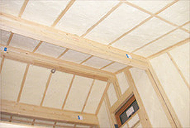 【吹きつけ断熱】隙間を埋めで断熱性能を高めています。