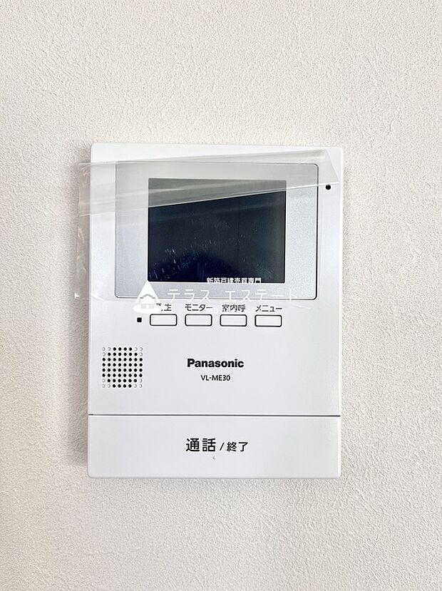 【設備】大画面のカラーモニターで訪問者の顔をハッキリと見ることができます。
録画機能・室内呼出の機能が搭載されたモニタ-付インターホンです。

