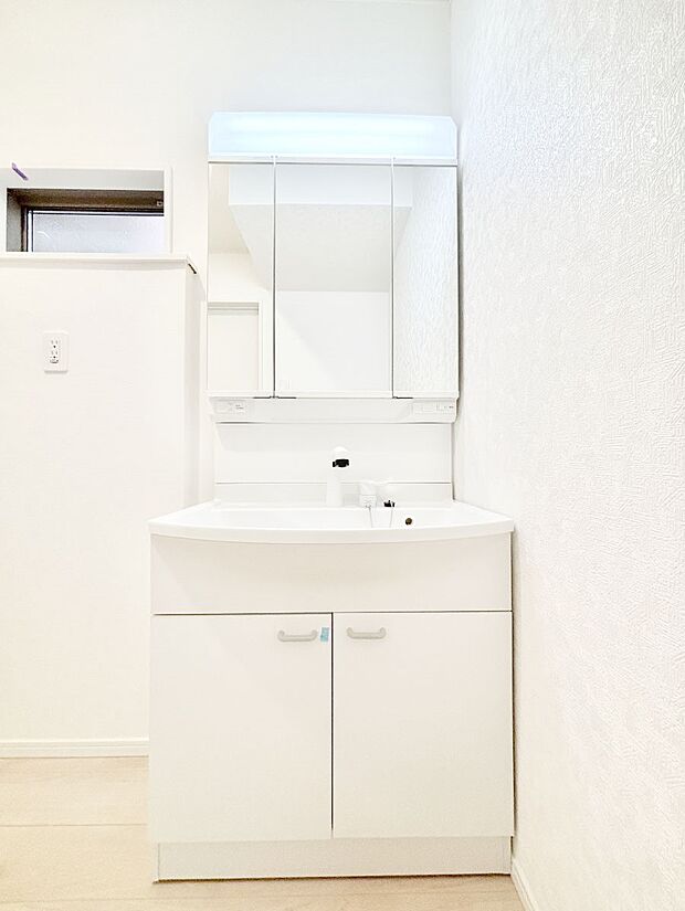 大きく見やすい三面鏡で清潔感ある洗面台は、身だしなみチェックや肌のお手入れにおすすめです。