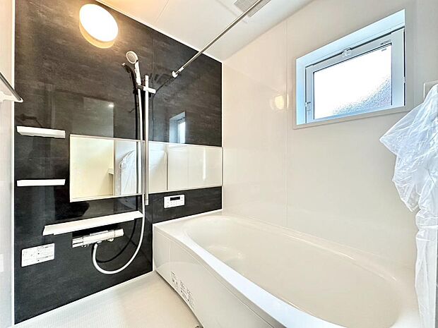 一日の疲れを癒してくれる明るい清潔感のあるバスルーム