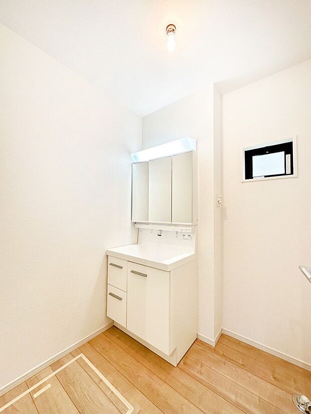 窓のある明るいランドリースペース