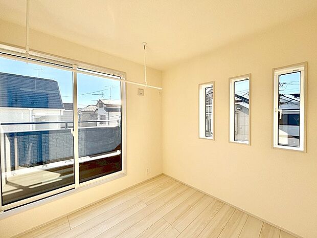 明るいバルコニーサイドに洋室を設置。目覚めの良い寝室に。 