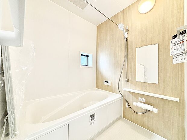 一日の疲れを癒してくれる明るい清潔感のあるバスルーム