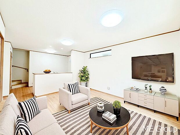 ご家族の賑やかな話し声で包まれる明るいリビング ※家具はCGです