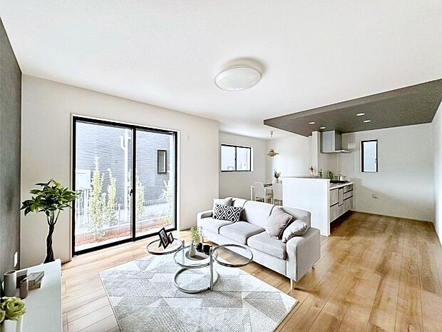 日当たりのいいリビングでゆったりとしたティータイムを! お気に入りのグリーンを飾れば更に心地よさがアップ!