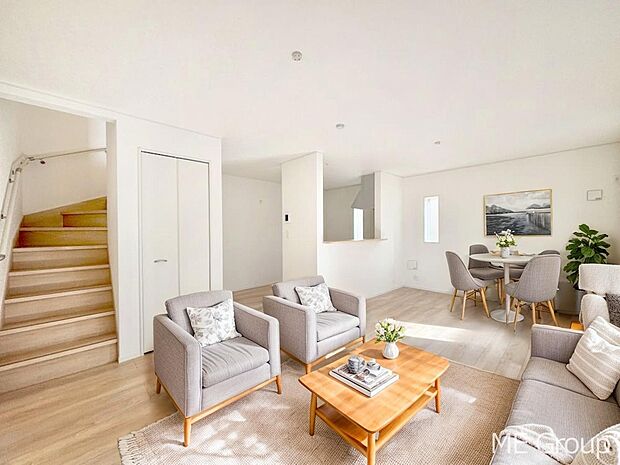 家族の会話が自然と増えるリビングイン階段設計　※家具はCGです