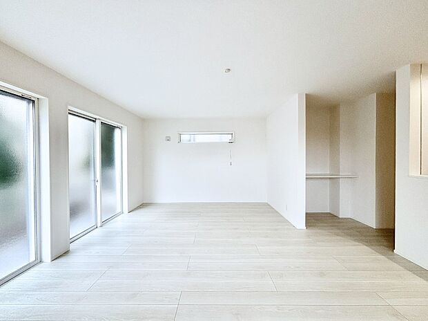 明るい陽光が注ぎ、寛ぎの雰囲気に満たされるダイニング。   