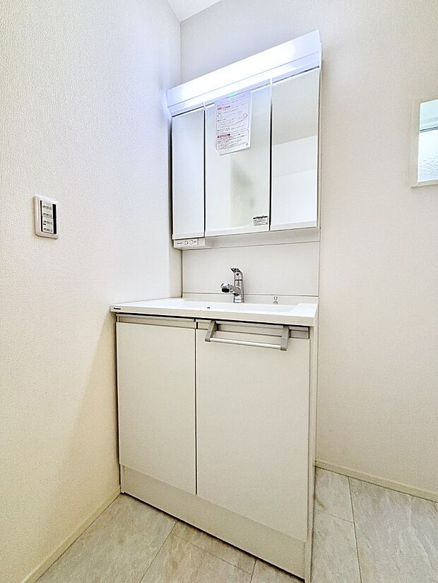 大きく見やすい三面鏡で清潔感ある洗面台は、身だしなみチェックや肌のお手入れにおすすめです。 