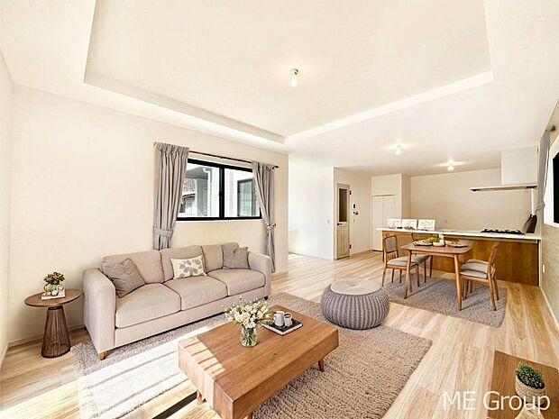 お洒落で開放感のある折り上げ天井を採用したリビング※家具はCGです