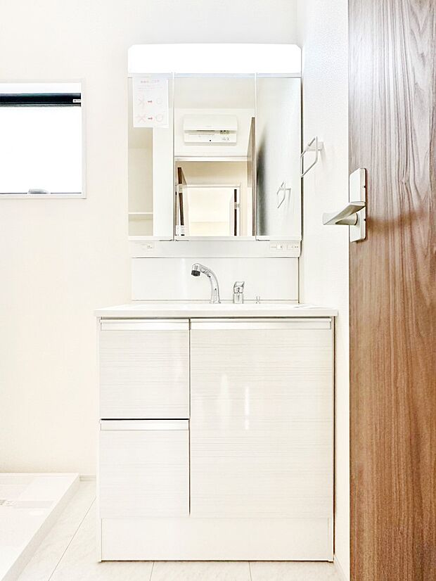 三面鏡キャビネット・シャワー付き洗面化粧台で忙しい朝の身支度もスムーズに!