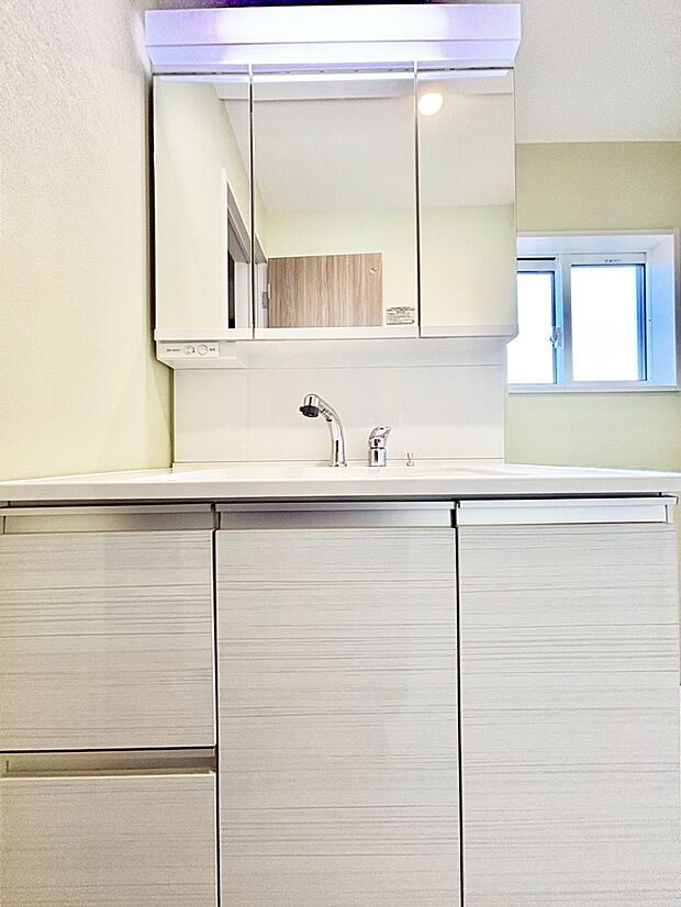 大きく見やすい三面鏡で清潔感ある洗面台は、身だしなみチェックや肌のお手入れにおすすめです。