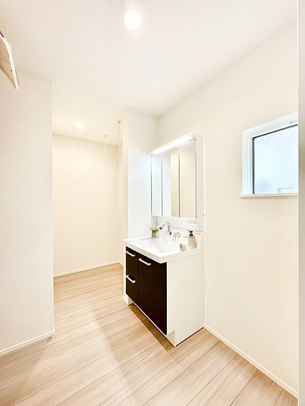 ゆとりの洗面スペースで朝の身支度もラクラク