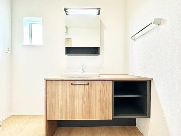 大きく見やすい三面鏡で清潔感ある洗面台は、身だしなみチェックにおすすめです。