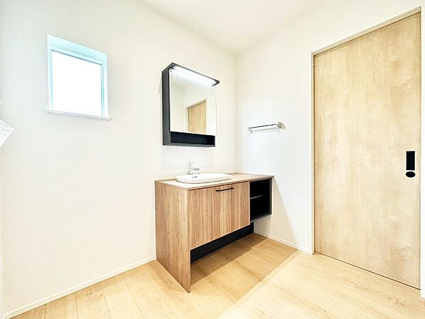 柔らかな朝の光を感じられる窓がついたランドリースペース