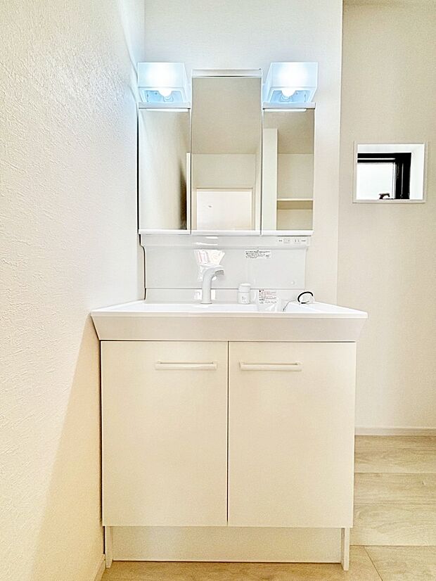 【洗面台・洗面所】三面鏡の裏に、化粧品や衛生用品などを収納可能。洗面台をすっきりと保ちます!