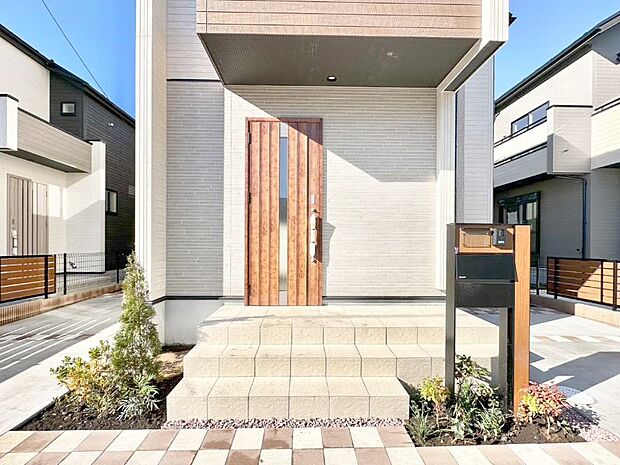 【玄関】大切な家族、来客を出迎える玄関。