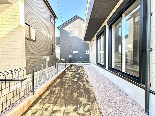 【庭】ガーデニングや家庭菜園も楽しめるお庭付き。