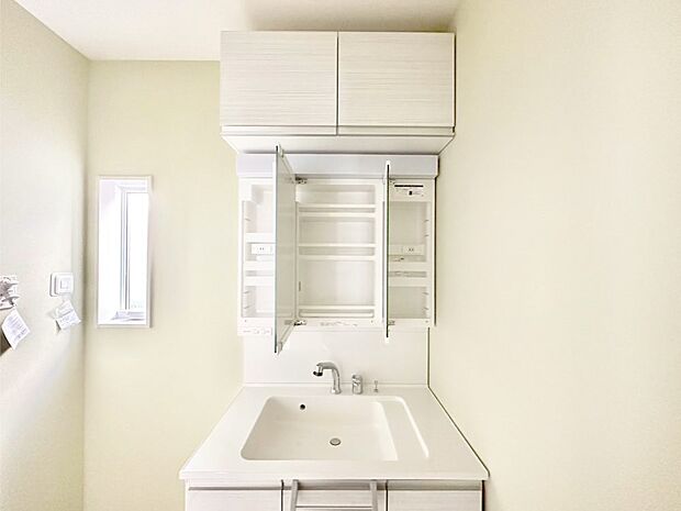 【三面鏡裏収納】三面鏡の裏に、化粧品や衛生用品などを収納可能。洗面台をすっきりと保ちます！