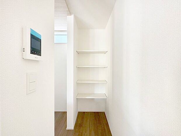 【キッチン横収納】食材のストックはもちろん、日用品の収納など使い方はいろいろ！    