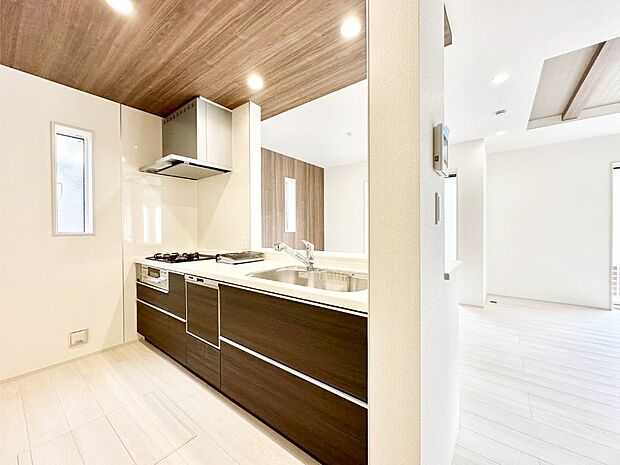 【ダイニングキッチン】料理をしながらご家族との会話を楽しめる対面カウンターキッチン