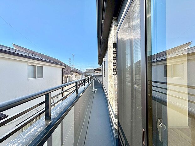 【バルコニー】南向きのバルコニー！ご家族の洗濯物はもちろん、お布団もたっぷり干せます！