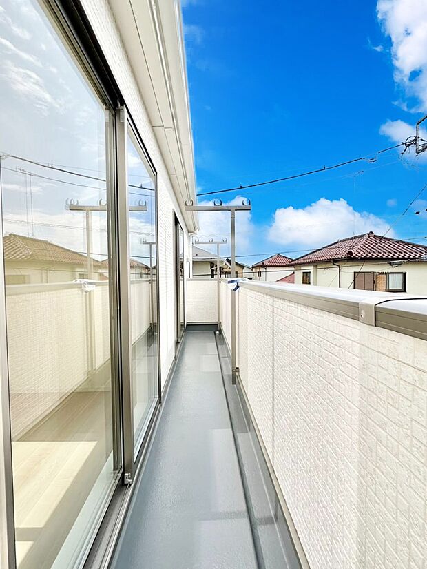 【バルコニー】ゆったりバルコニーだから沢山お洗濯ものを干せます。