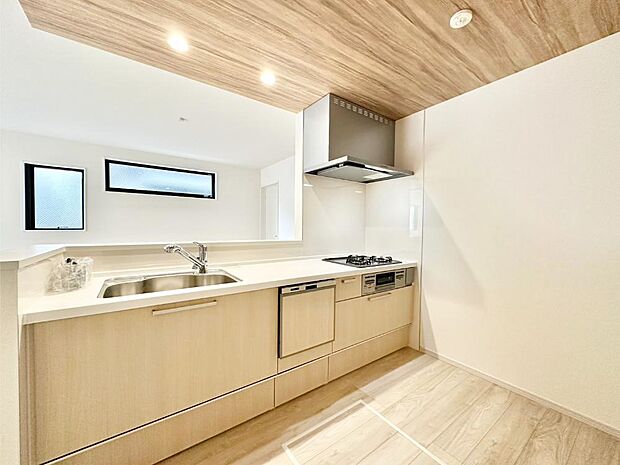 【ダイニングキッチン】料理をしながらでもご家族との会話を楽しめる対面キッチン