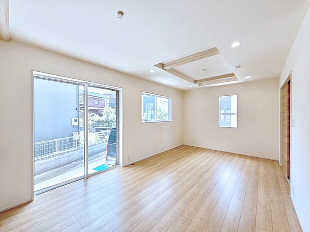 【リビング】日当たりのいいリビングでゆったりとしたティータイムを! お気に入りのグリーンを飾れば更に心地よさがアップ!