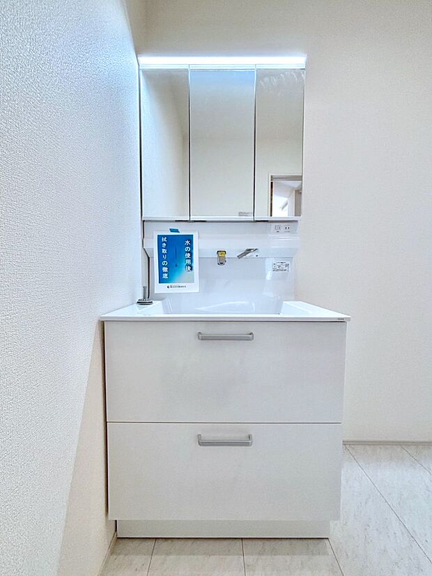 【洗面台・洗面所】大きく見やすい三面鏡で清潔感ある洗面台は、身だしなみチェックや肌のお手入れにおすすめです。