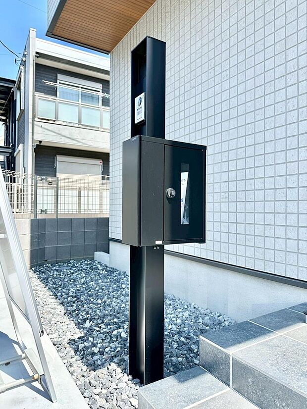 【その他現地】表札・インターホン・ポストをひとつに集約。エントランスになじむシンプルデザイン。