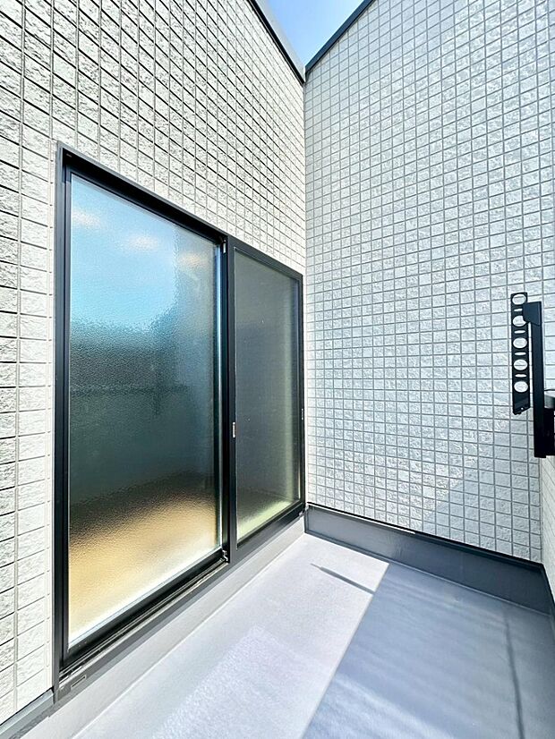 【バルコニー】南向きのバルコニー!ご家族の洗濯物はもちろん、お布団もたっぷり干せます!